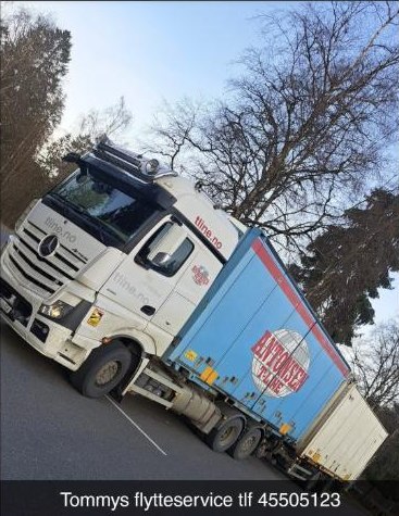 Lastebilen til Tommys Flytteservice fotografert på oppdrag