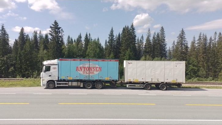 Vogntoget til Tommys Flytteservice parkert langs riksveien